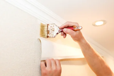 Pose de papier peint à Volpajola — revêtements muraux et toiles de verre
